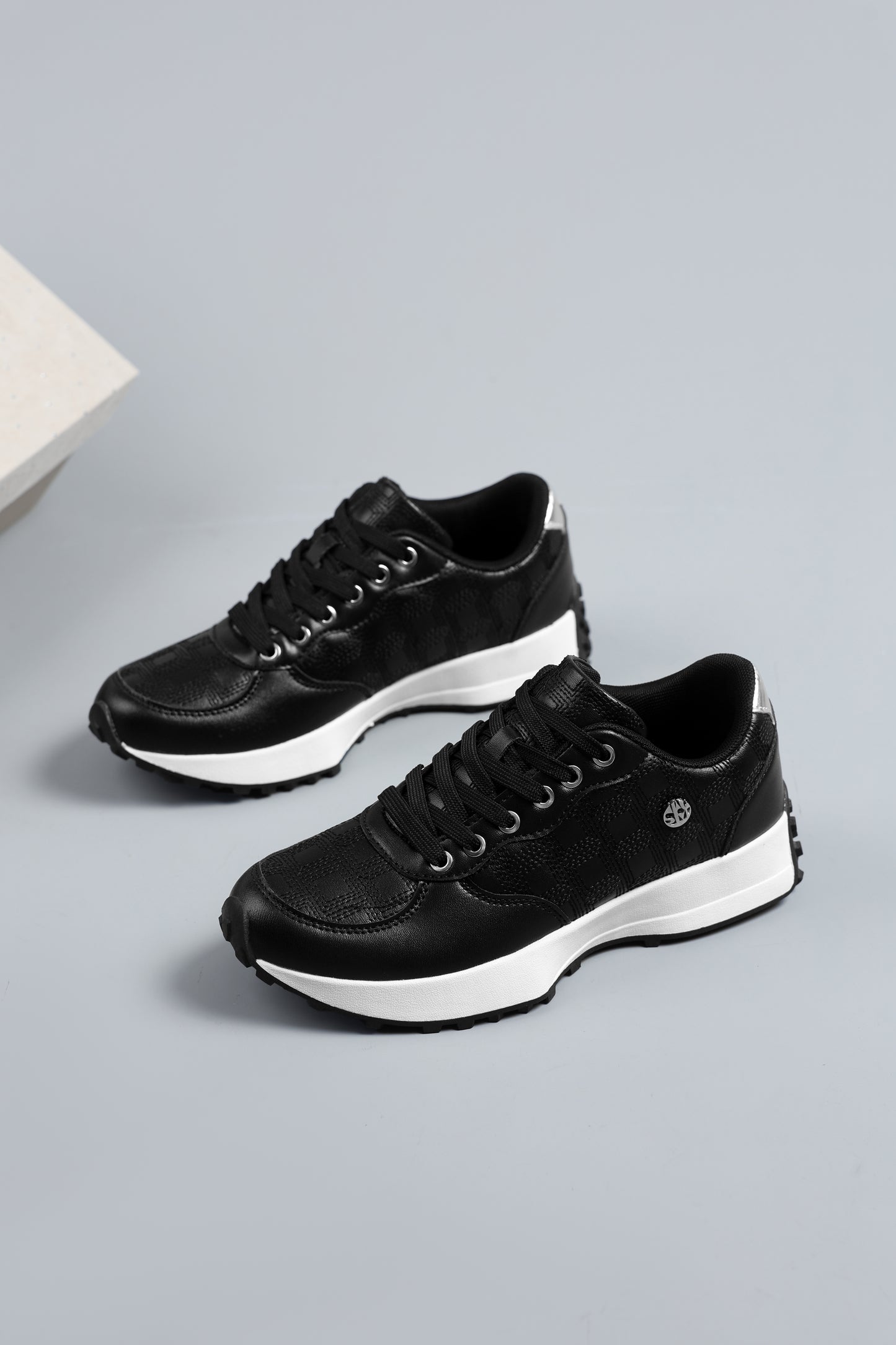 حذاء رياضي نسائي UrbanLuxe